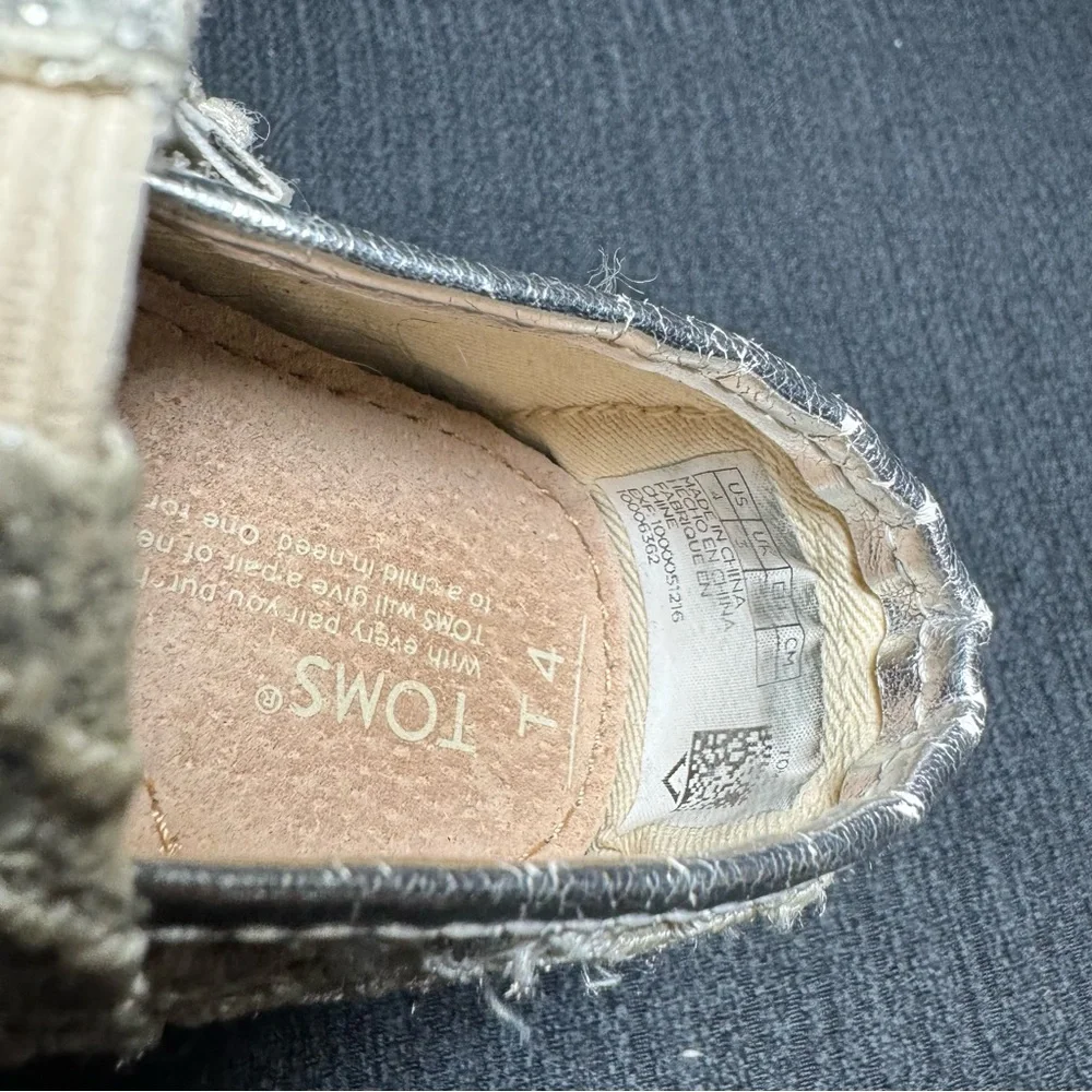 Cute, Sparkly Toms, Silver Glitter with‎ Lace overlay, T4 Toddler Size, EUC